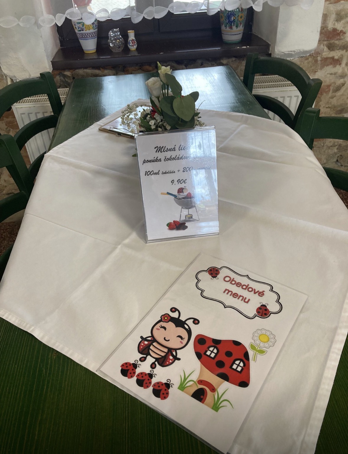 Stôl s obedovým menu a ponukou čokoládového fondue